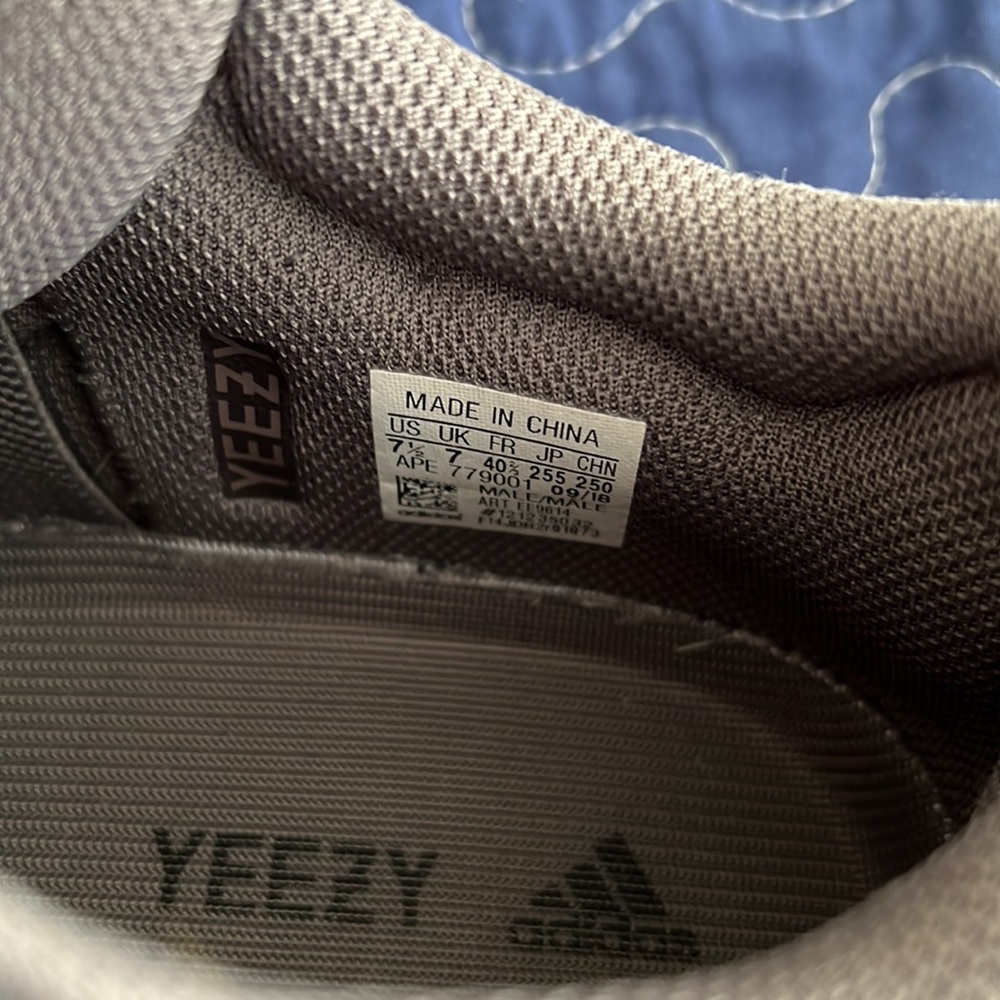 adidas Yeezy Boost 700 Mauve - Picture 6 of 7